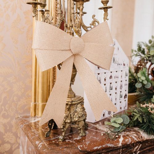 Laço de Juta e Fios Metálicos Dourados 30x35cm