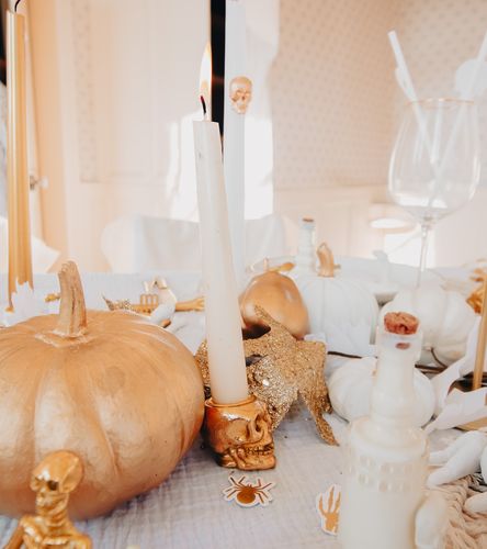 Castiçal Caveira Resina Dourada 4x3,8cm