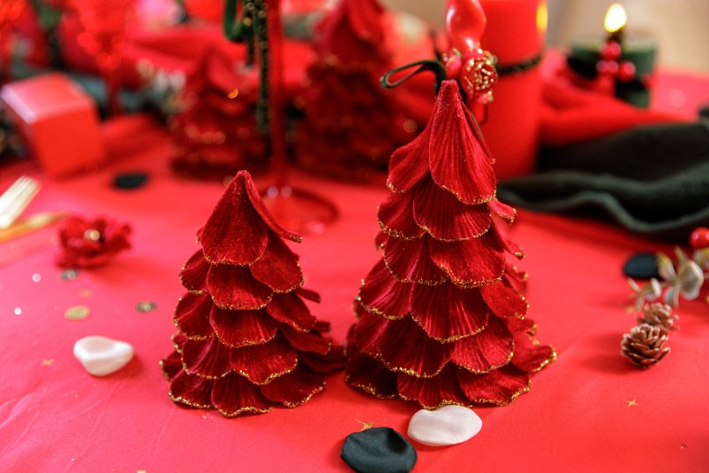 Árvore de Natal Veludo Vermelho e Lantejoulas Douradas 10x12cm