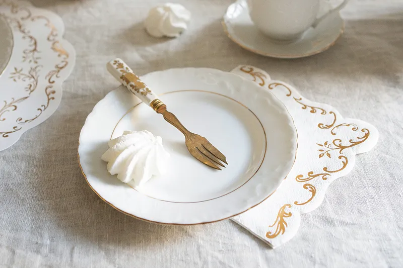 12 Guardanapos 33cm Brancos com ornamento
