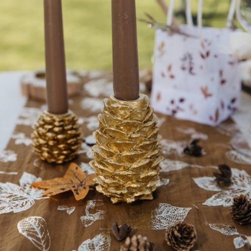 Castiçal em forma de pinha resina dourada 7x10cm