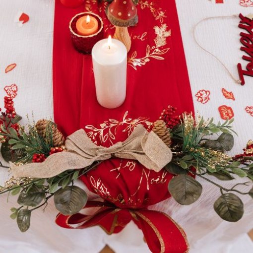 Centro de Mesa pinhas, folhagens, frutas vermelhas e arco de juta 68cm